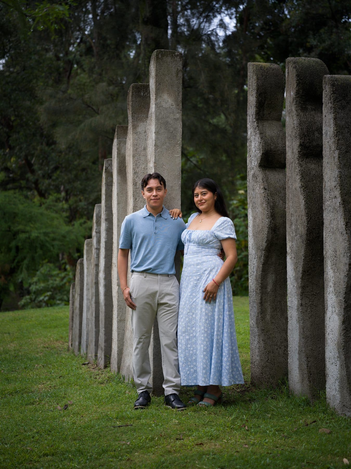 Rocío y Ángel entre esculturas