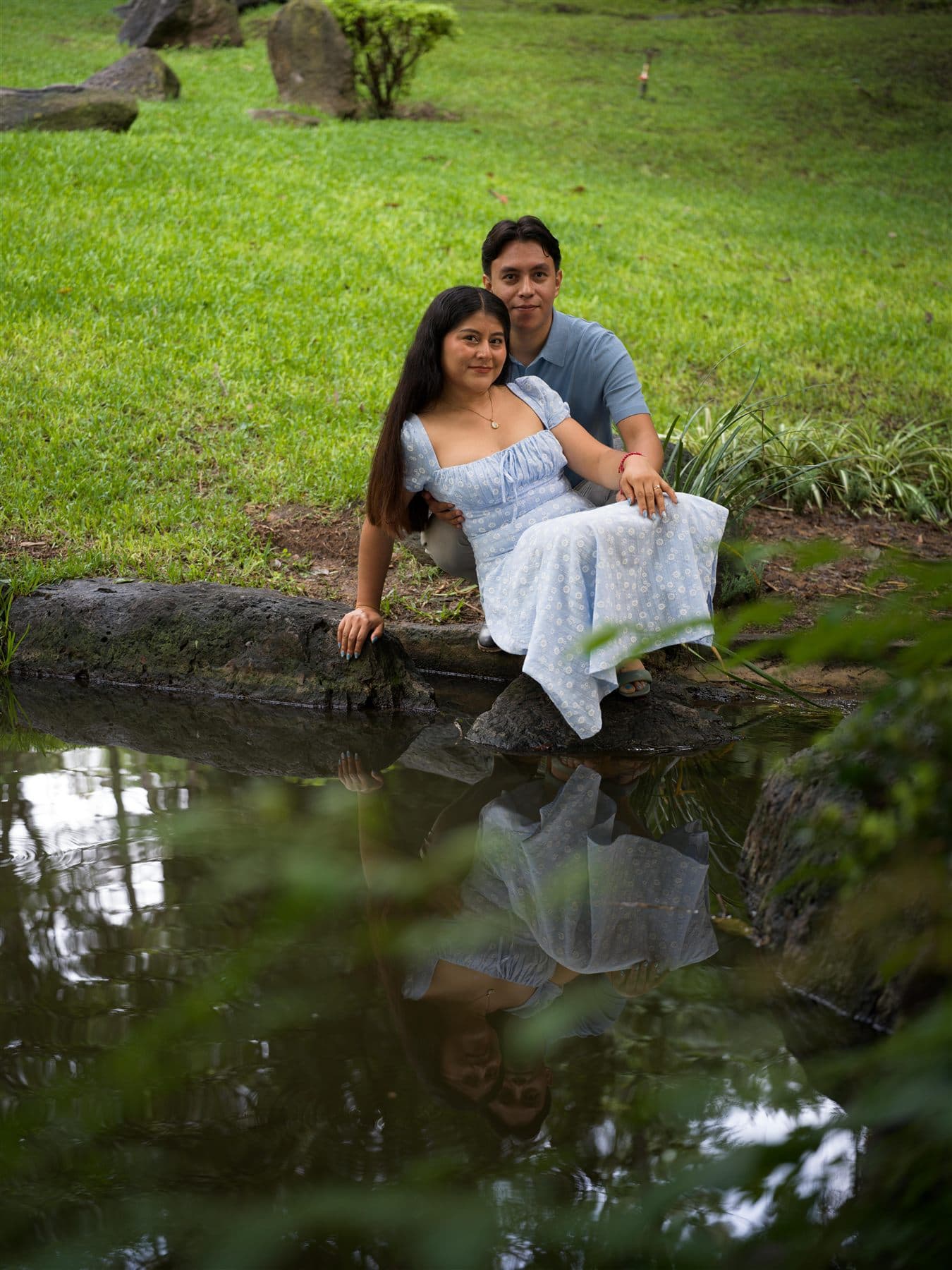 Rocío y Ángel reflejados en el agua