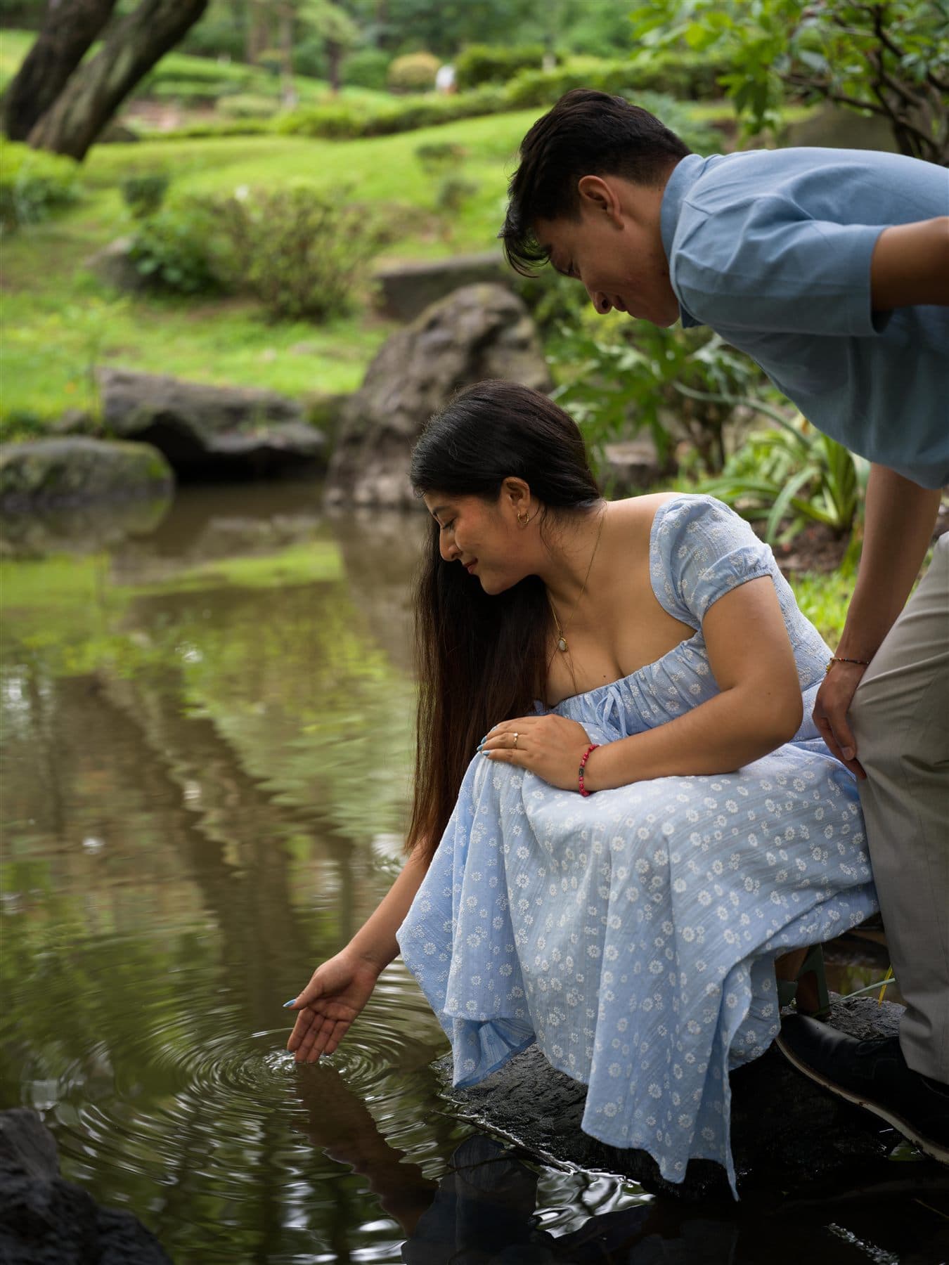 Rocío tocando el agua