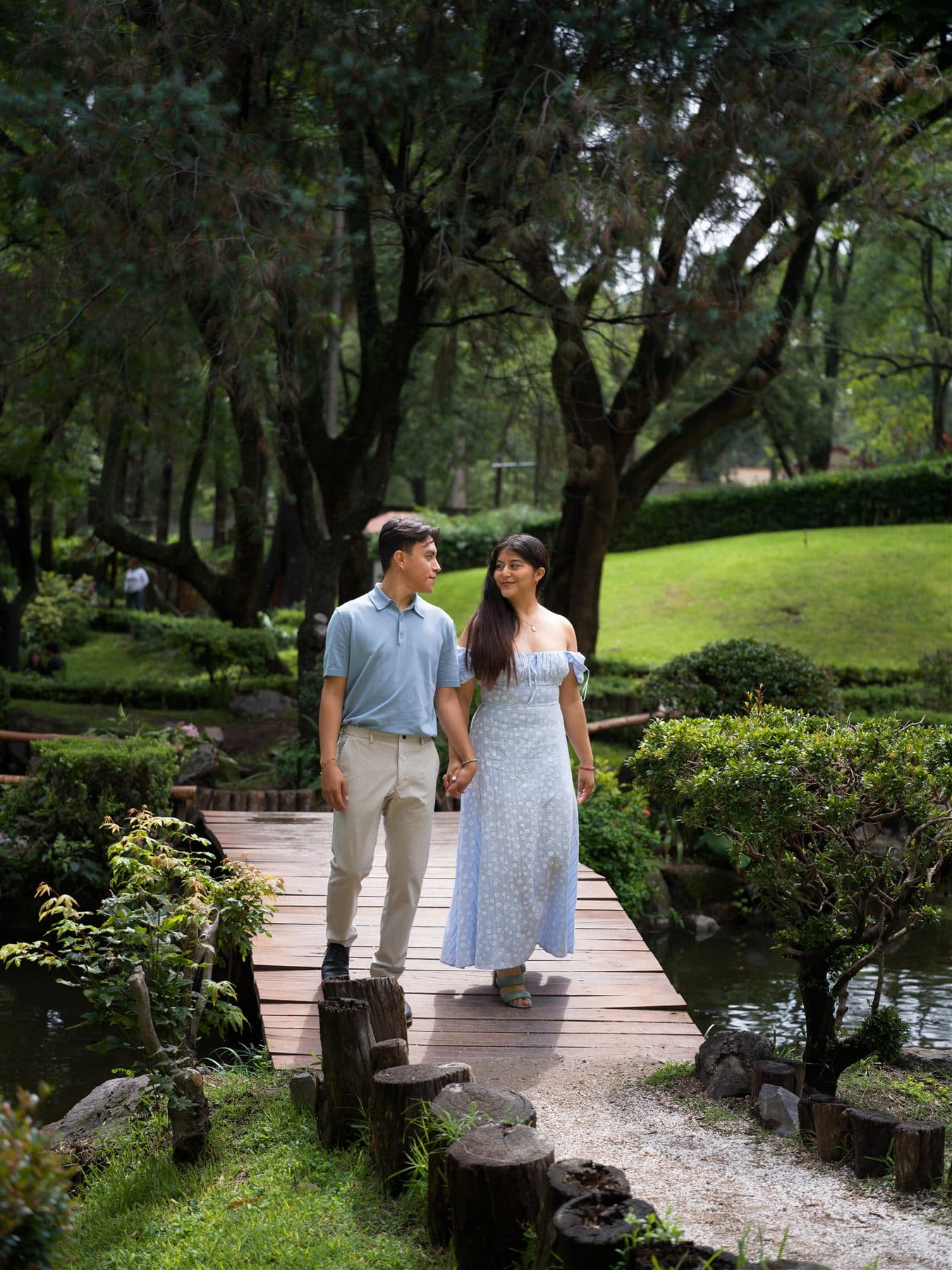 Rocío y Ángel en el puente del jardín